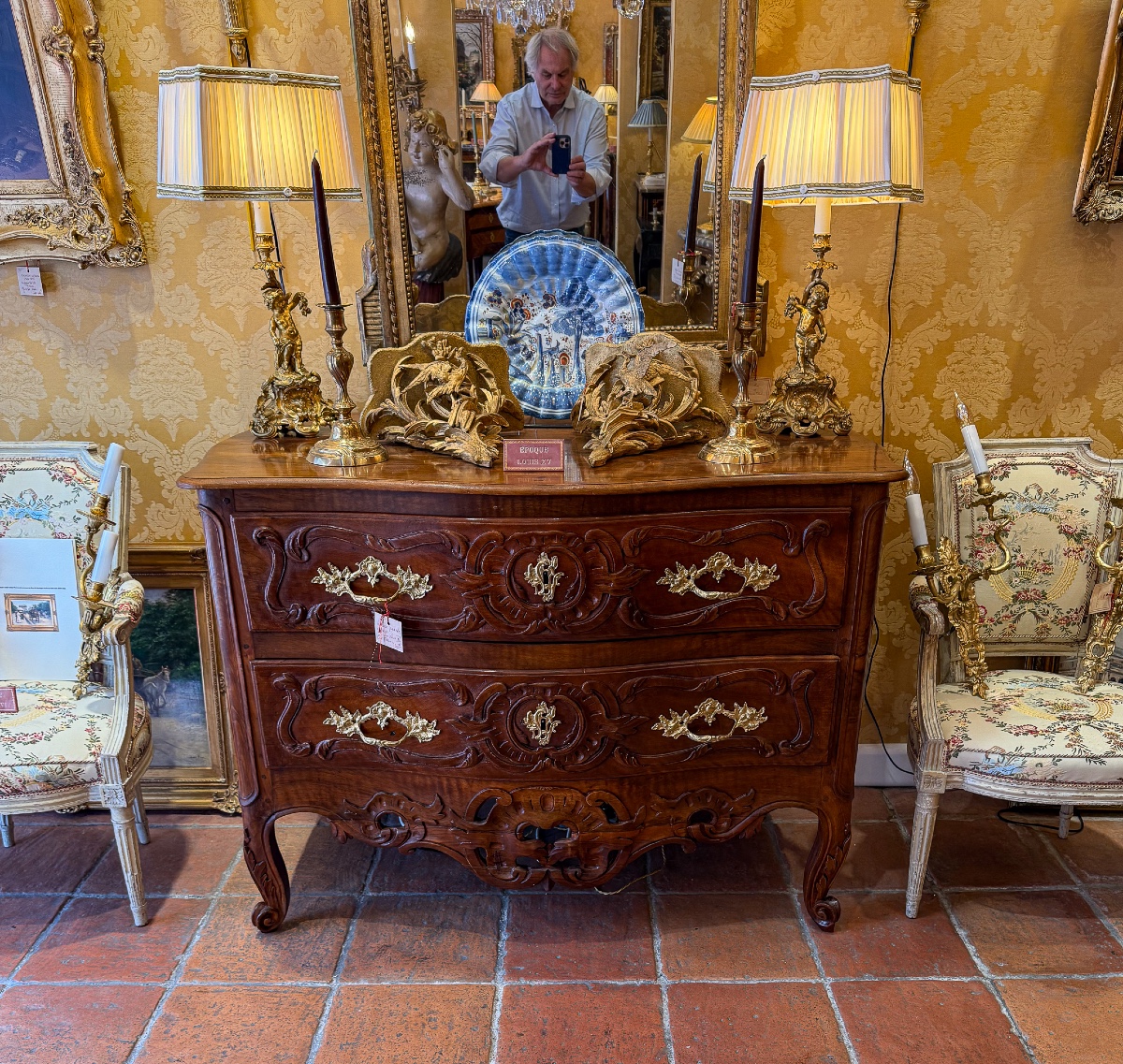 Commode Sauteuse Galbée d’Epoque Louis XV en Noyer Mouluré et Sculpté Provence vers 1740-1750-photo-2