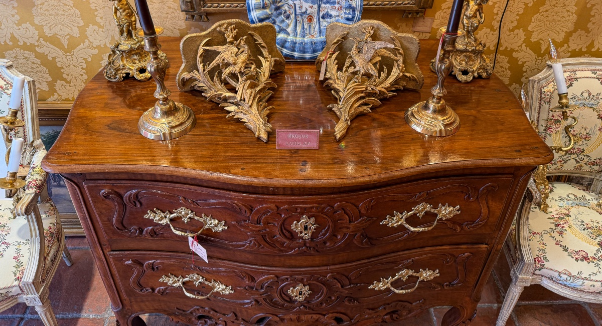 Commode Sauteuse Galbée d’Epoque Louis XV en Noyer Mouluré et Sculpté Provence vers 1740-1750-photo-3