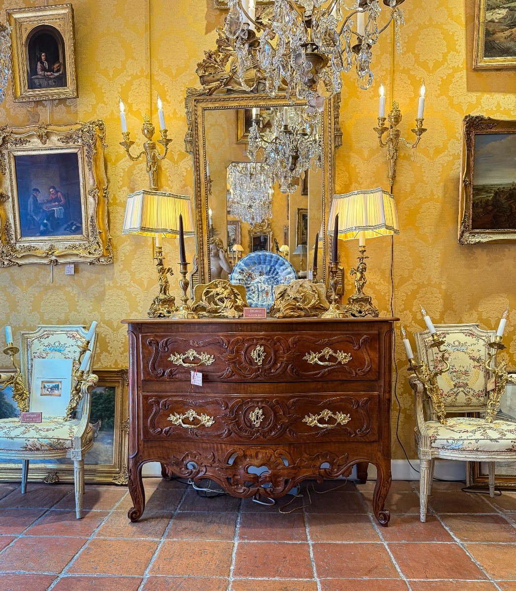 Commode Sauteuse Galbée d’Epoque Louis XV en Noyer Mouluré et Sculpté Provence vers 1740-1750