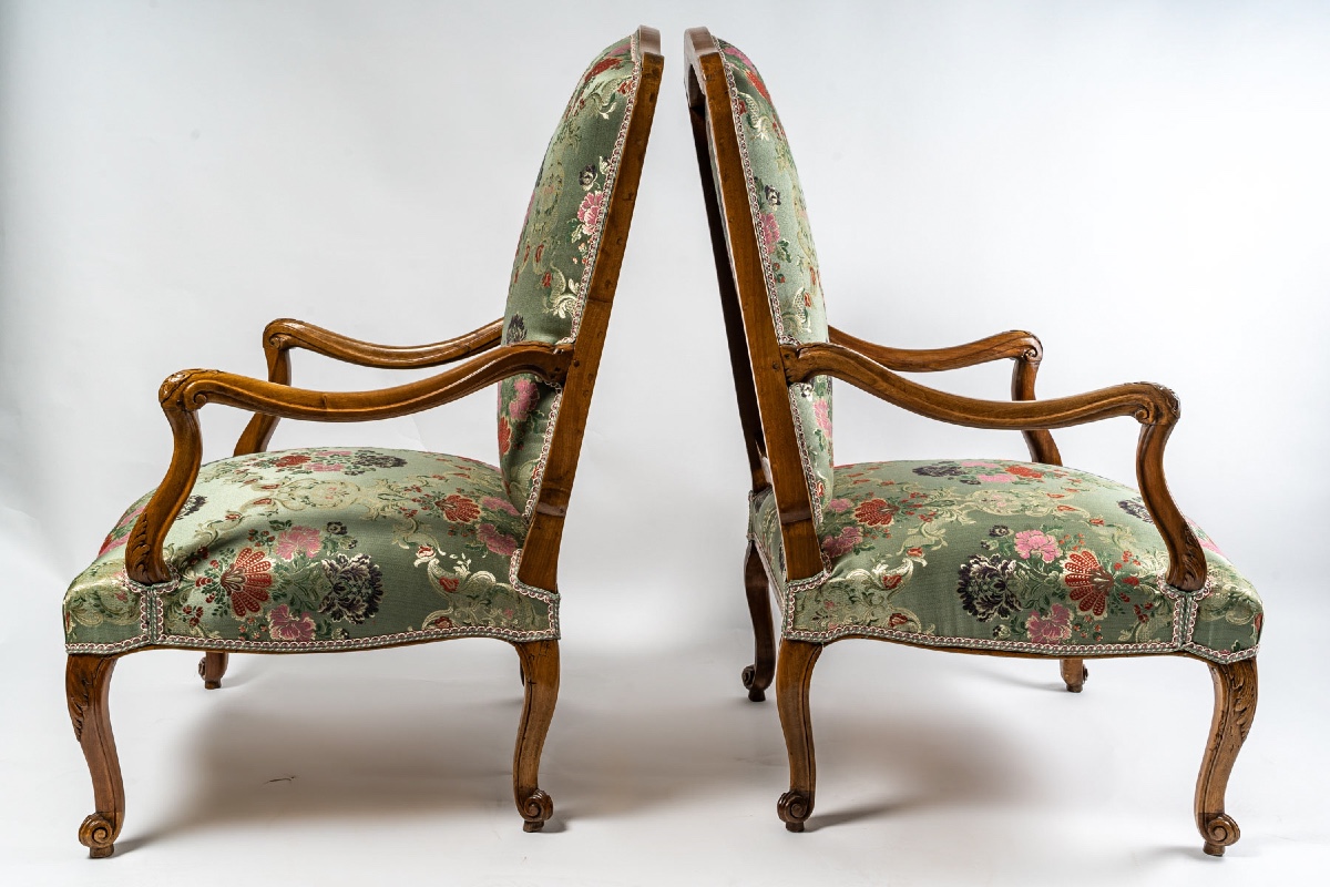 Paire de larges et bas fauteuils en noyer mouluré et sculpté, époque Régence vers 1720-photo-2
