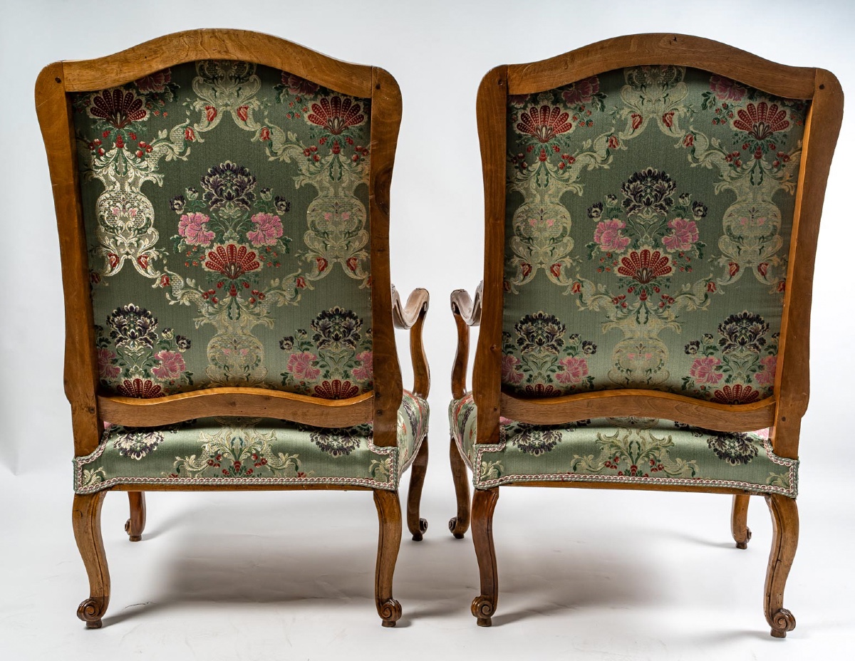 Paire de larges et bas fauteuils en noyer mouluré et sculpté, époque Régence vers 1720-photo-3