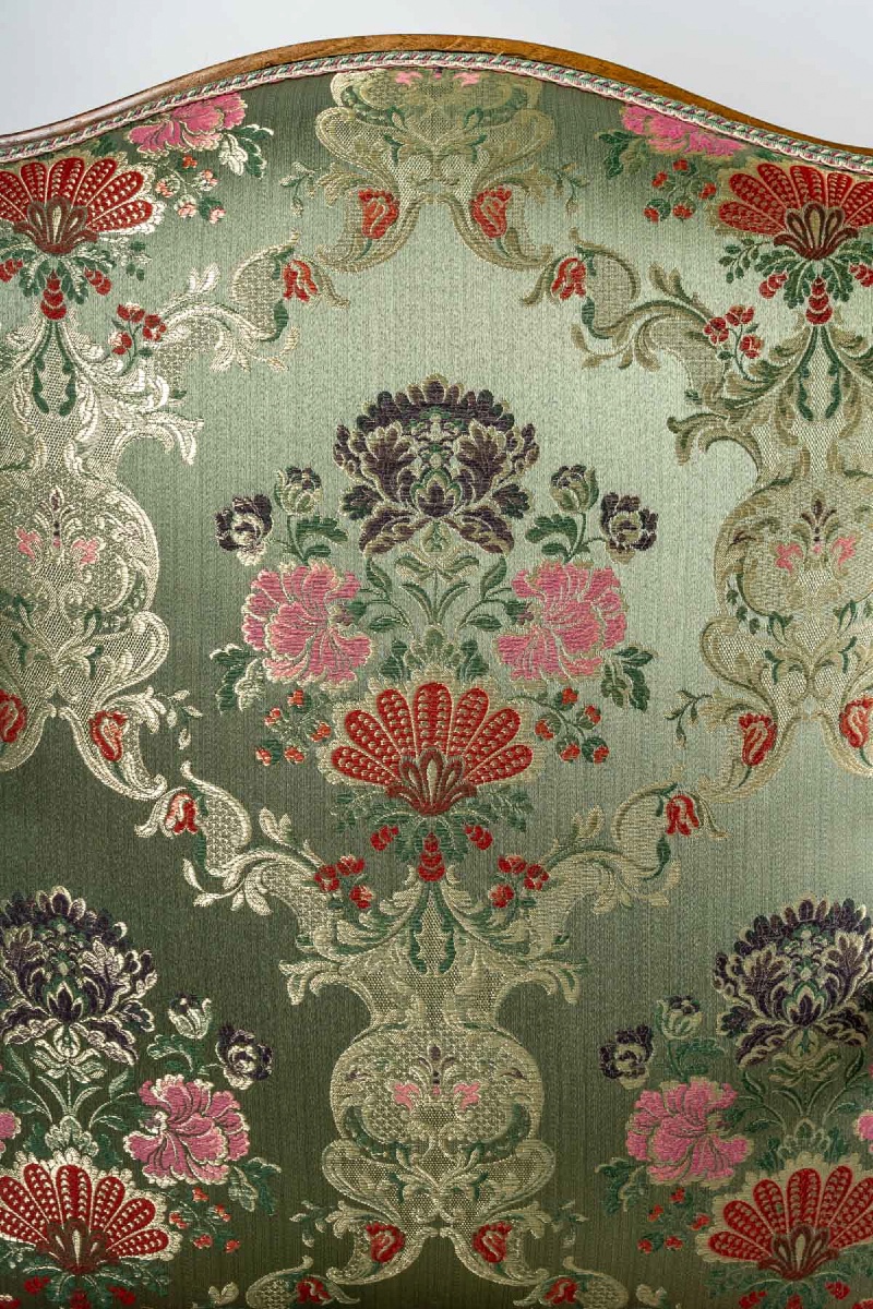 Paire de larges et bas fauteuils en noyer mouluré et sculpté, époque Régence vers 1720-photo-4