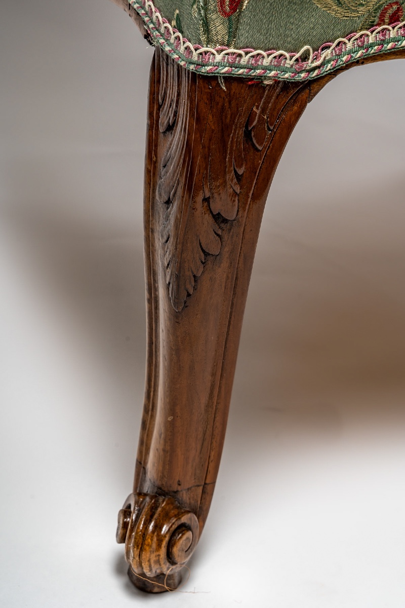 Paire de larges et bas fauteuils en noyer mouluré et sculpté, époque Régence vers 1720-photo-3