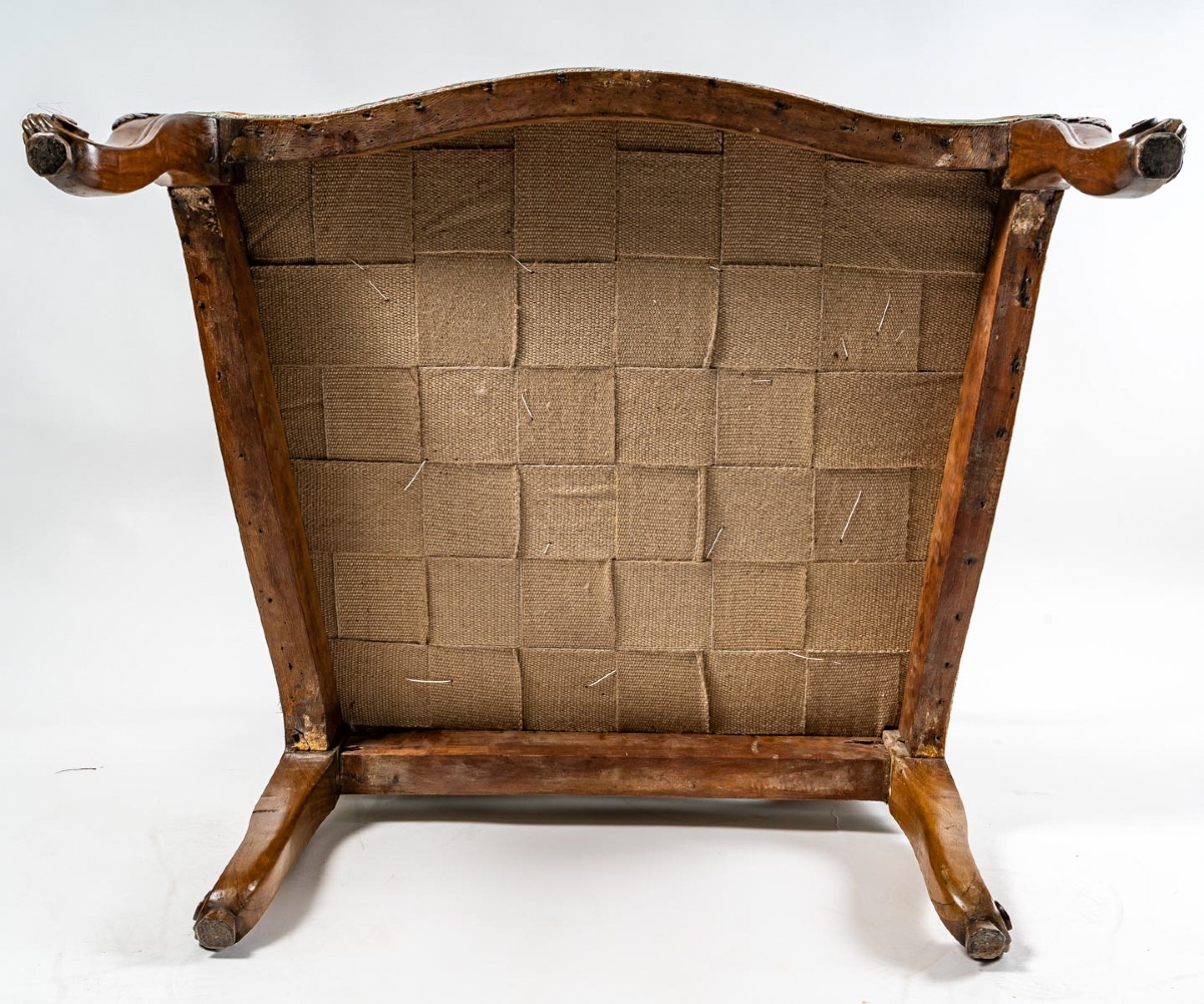 Paire de larges et bas fauteuils en noyer mouluré et sculpté, époque Régence vers 1720-photo-4