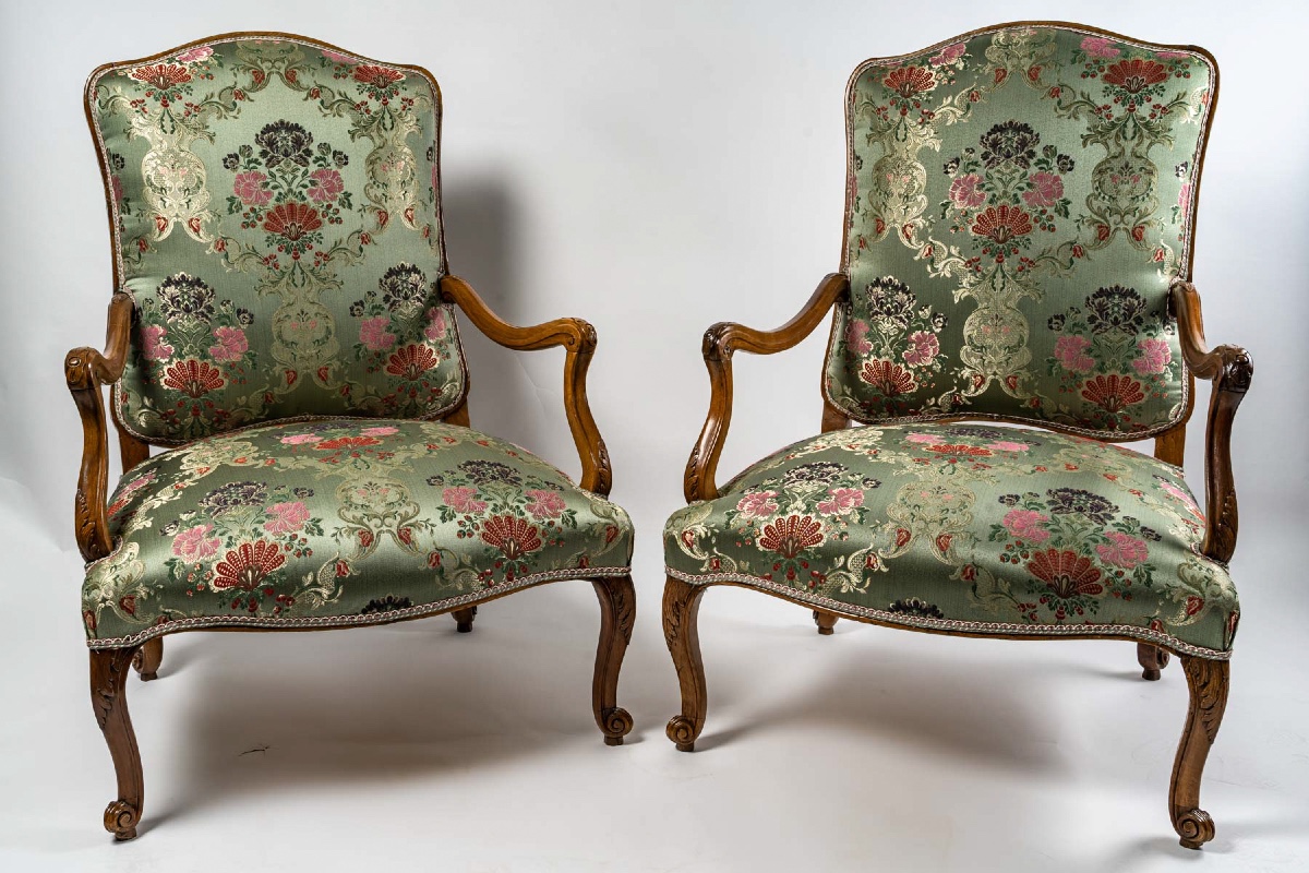 Paire de larges et bas fauteuils en noyer mouluré et sculpté, époque Régence vers 1720-photo-5