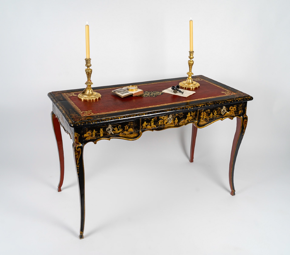 Bureau plat d’époque Louis XV en Vernis Martin à décors chinoisant, vers 1760