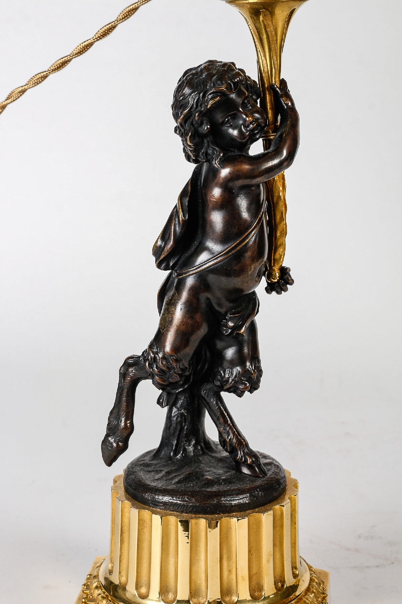 Paire de candélabres de style Louis XVI en bronze à décor de Faunes, montés en lampes-photo-3