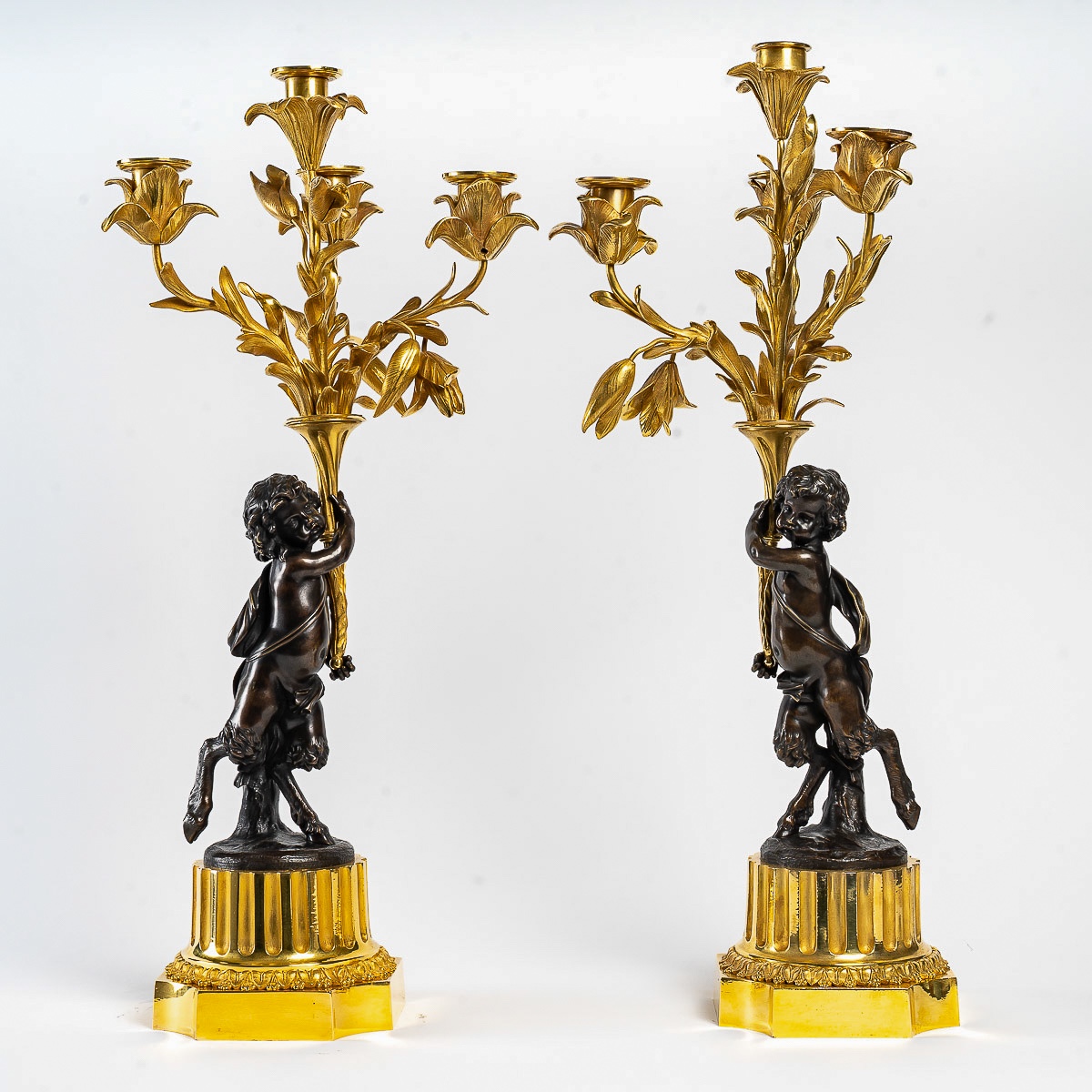 Paire de candélabres de style Louis XVI en bronze à décor de Faunes, montés en lampes-photo-1