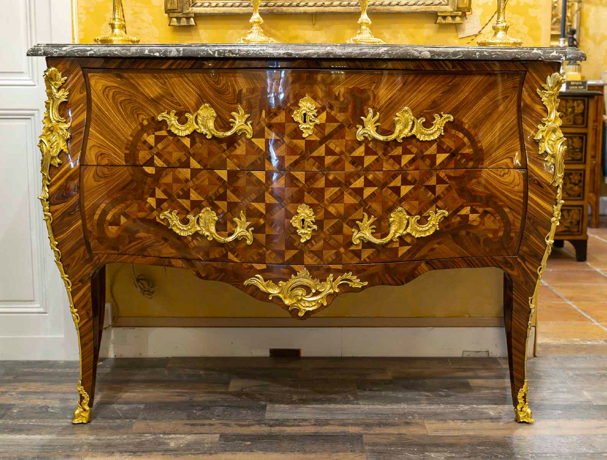 Gilles Joubert et RVLC  Commode sauteuse en marqueterie et bronze au C Couronné vers 1755-photo-3