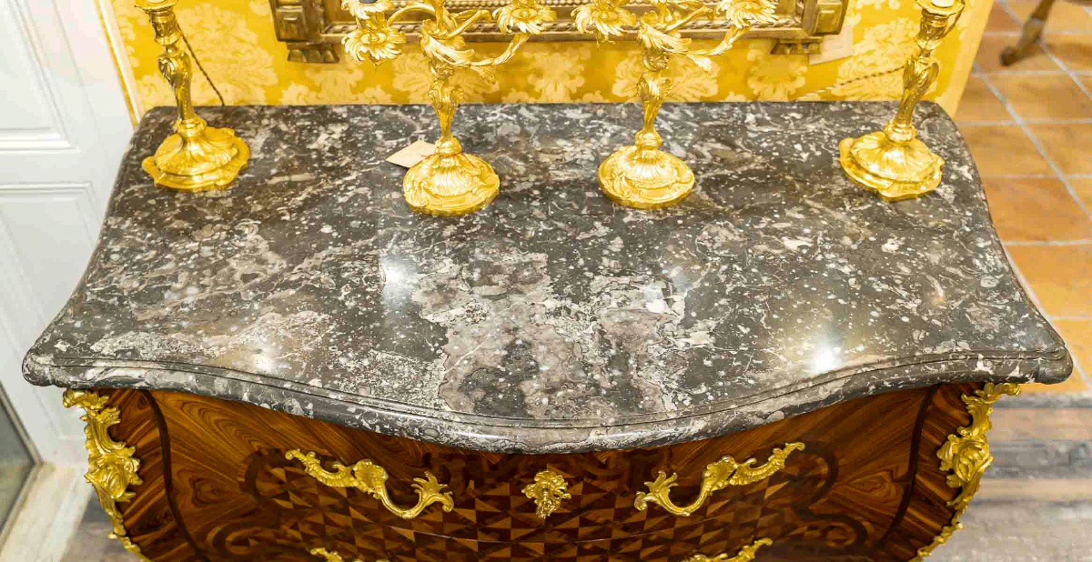 Gilles Joubert et RVLC  Commode sauteuse en marqueterie et bronze au C Couronné vers 1755-photo-4