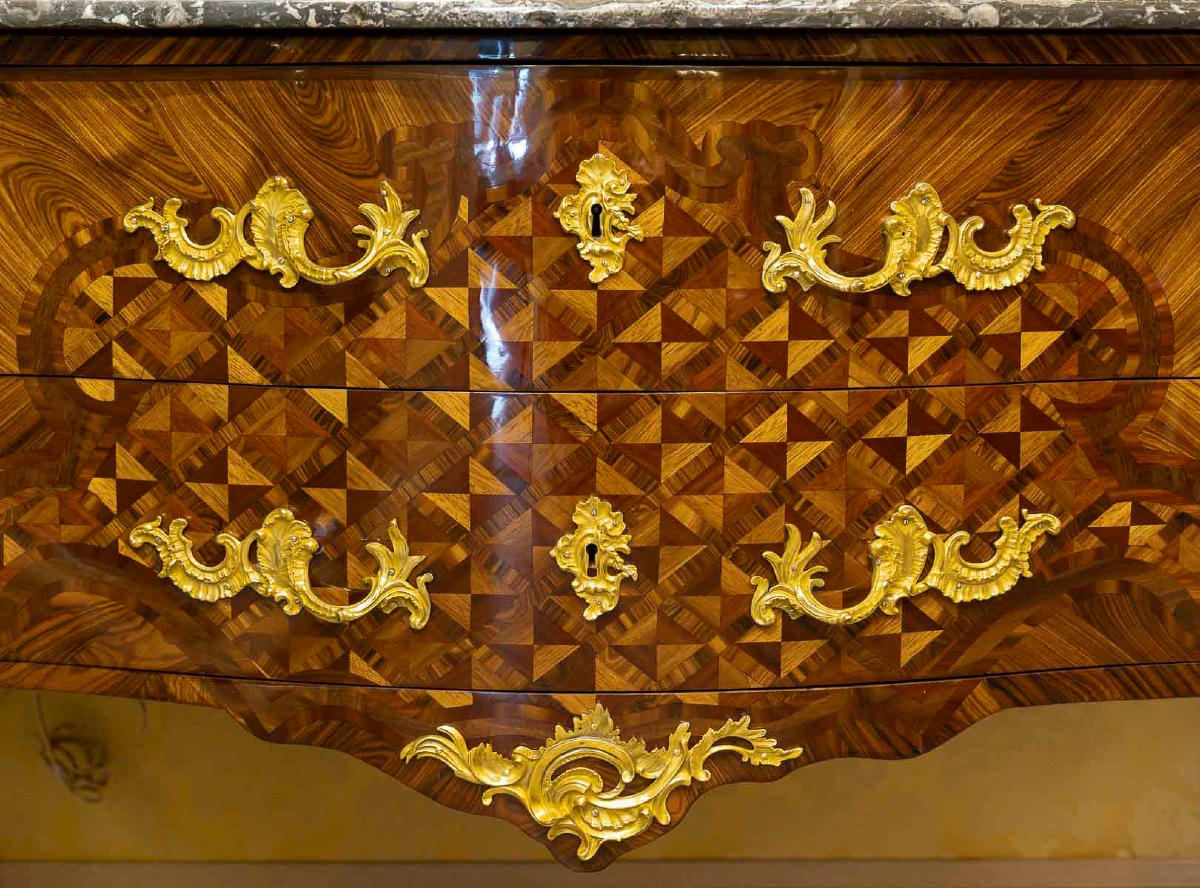 Gilles Joubert et RVLC  Commode sauteuse en marqueterie et bronze au C Couronné vers 1755-photo-6