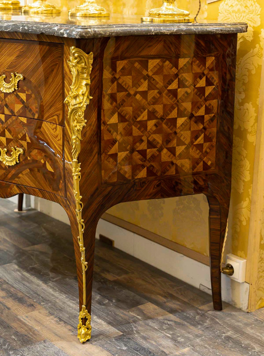 Gilles Joubert et RVLC  Commode sauteuse en marqueterie et bronze au C Couronné vers 1755-photo-7