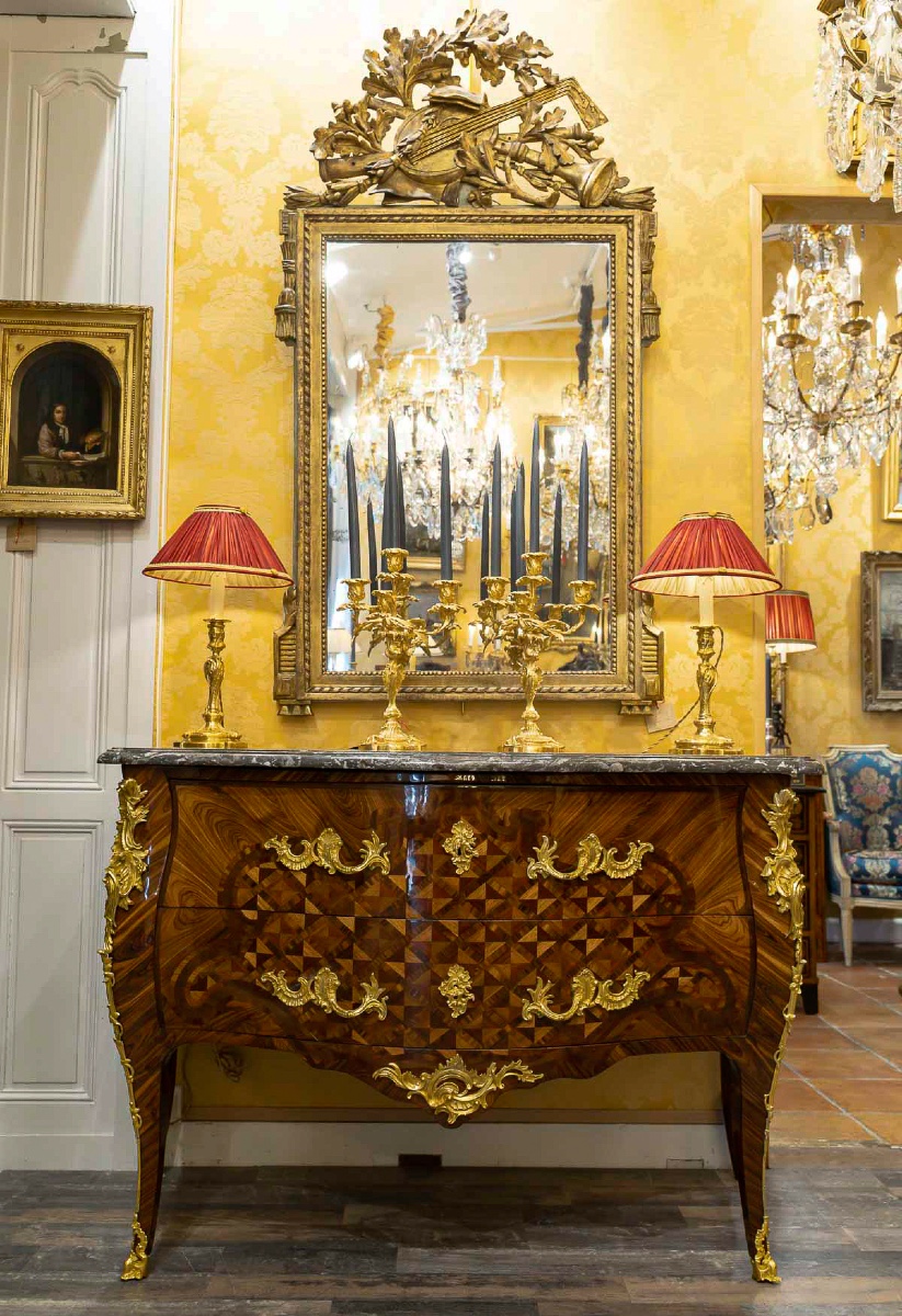 Gilles Joubert et RVLC  Commode sauteuse en marqueterie et bronze au C Couronné vers 1755