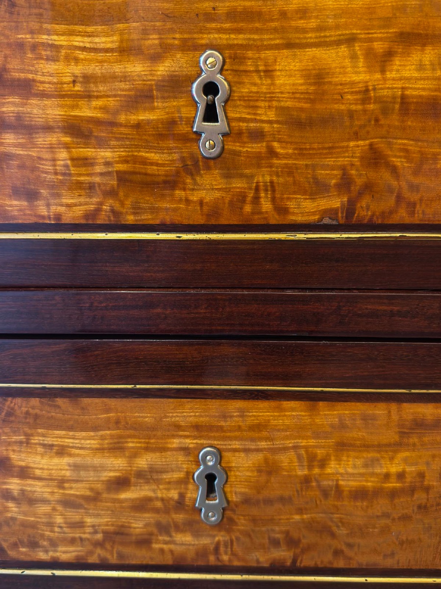 Petite commode en amarante et citronnier à marqueterie de laiton doré époque Directoire-photo-1