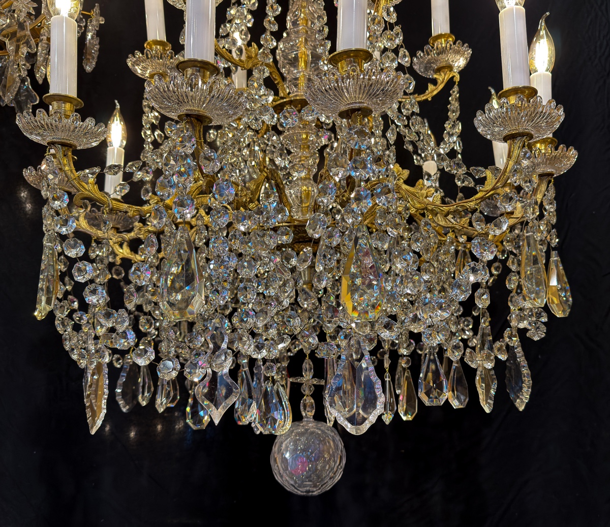 Lustre signé Baccarat de style Louis XVI en bronze doré et décor de cristal taillé  vers 1870-photo-5