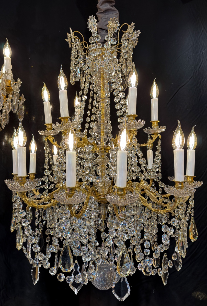 Lustre signé Baccarat de style Louis XVI en bronze doré et décor de cristal taillé  vers 1870