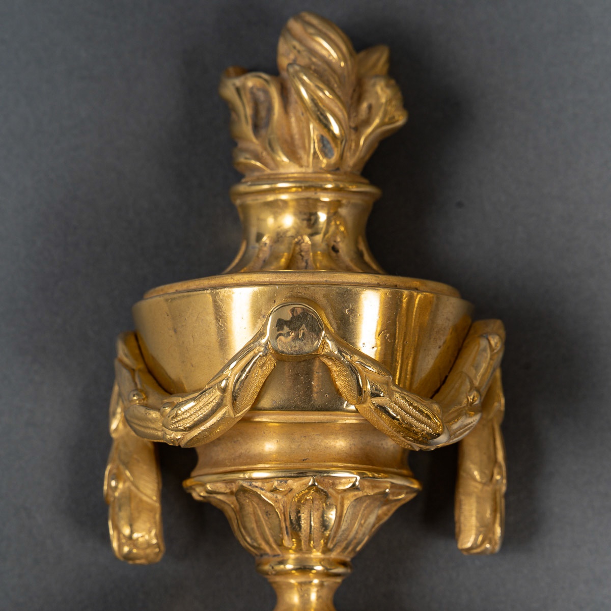 Paire d’Appliques en Bronze Ciselé à Deux Bras de Lumières de style Louis XVI vers 1820-1850-photo-3