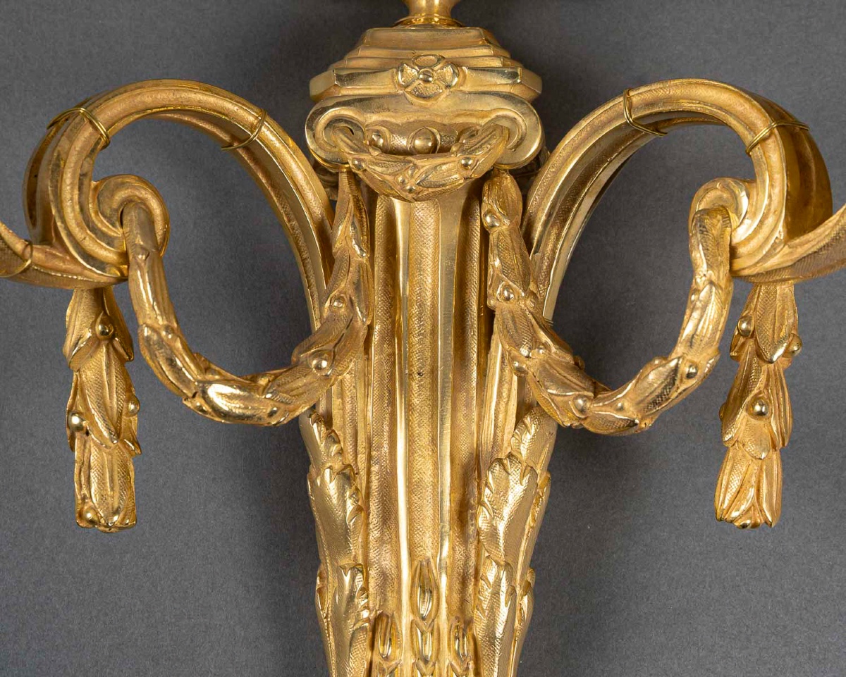 Paire d’Appliques en Bronze Ciselé à Deux Bras de Lumières de style Louis XVI vers 1820-1850-photo-1