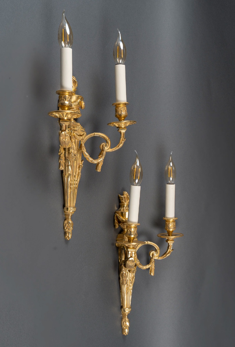 Paire d’Appliques en Bronze Ciselé à Deux Bras de Lumières de style Louis XVI vers 1820-1850-photo-3