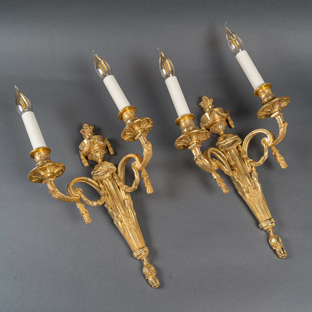 Paire d’Appliques en Bronze Ciselé à Deux Bras de Lumières de style Louis XVI vers 1820-1850-photo-5