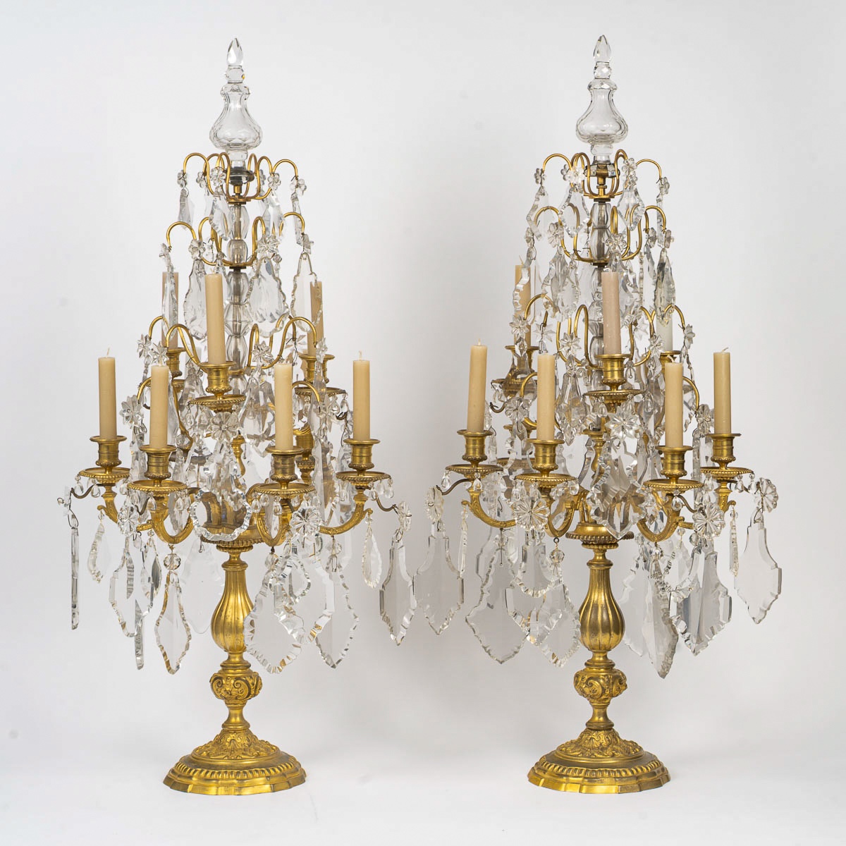 Paire de larges girandoles de style Louis XIV en bronze doré et cristal, vers 1800-1830-photo-7