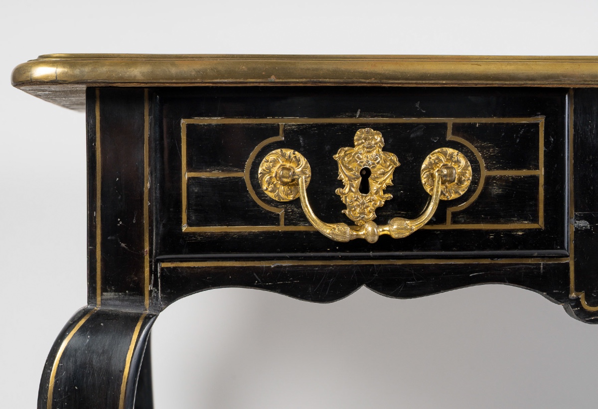 French Regence Period Black Lacquered Flat Desk With Gilt Brass Inlay, C. 1715–1723-photo-3