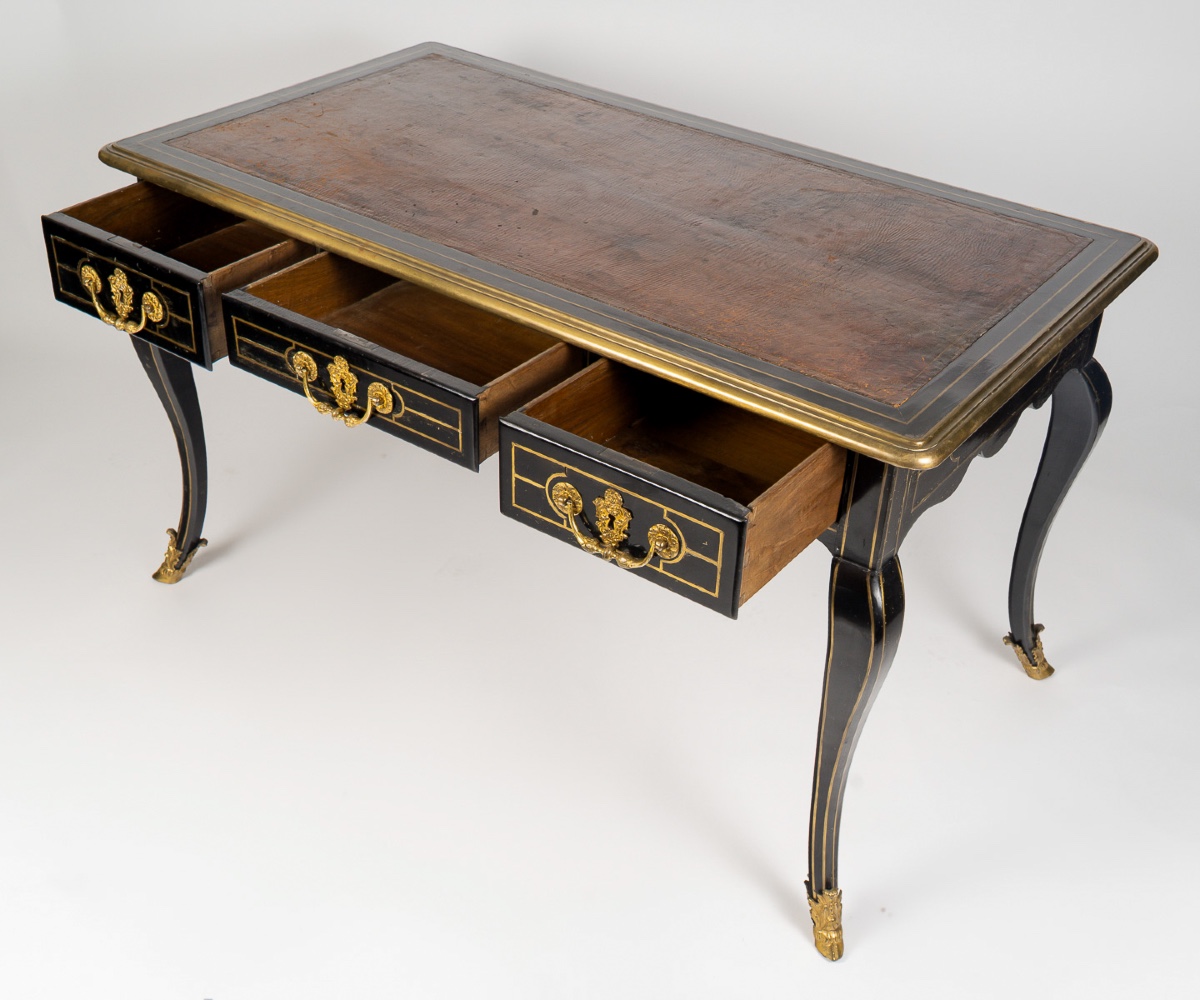 French Regence Period Black Lacquered Flat Desk With Gilt Brass Inlay, C. 1715–1723-photo-3