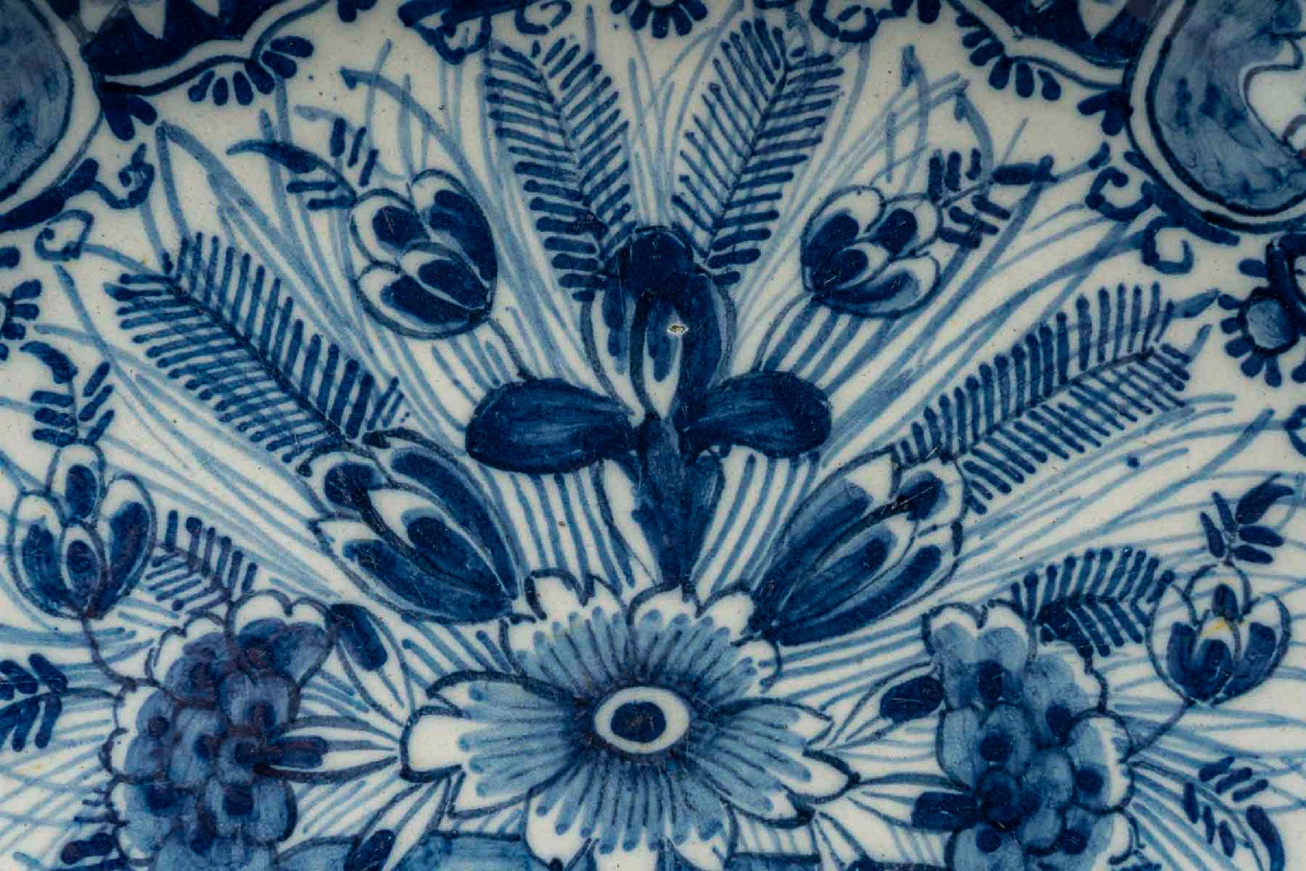 Paire de plats en faïence de Delft à décor floral, Manufacture Pot à Fleurs Dorées vers 1750-photo-4
