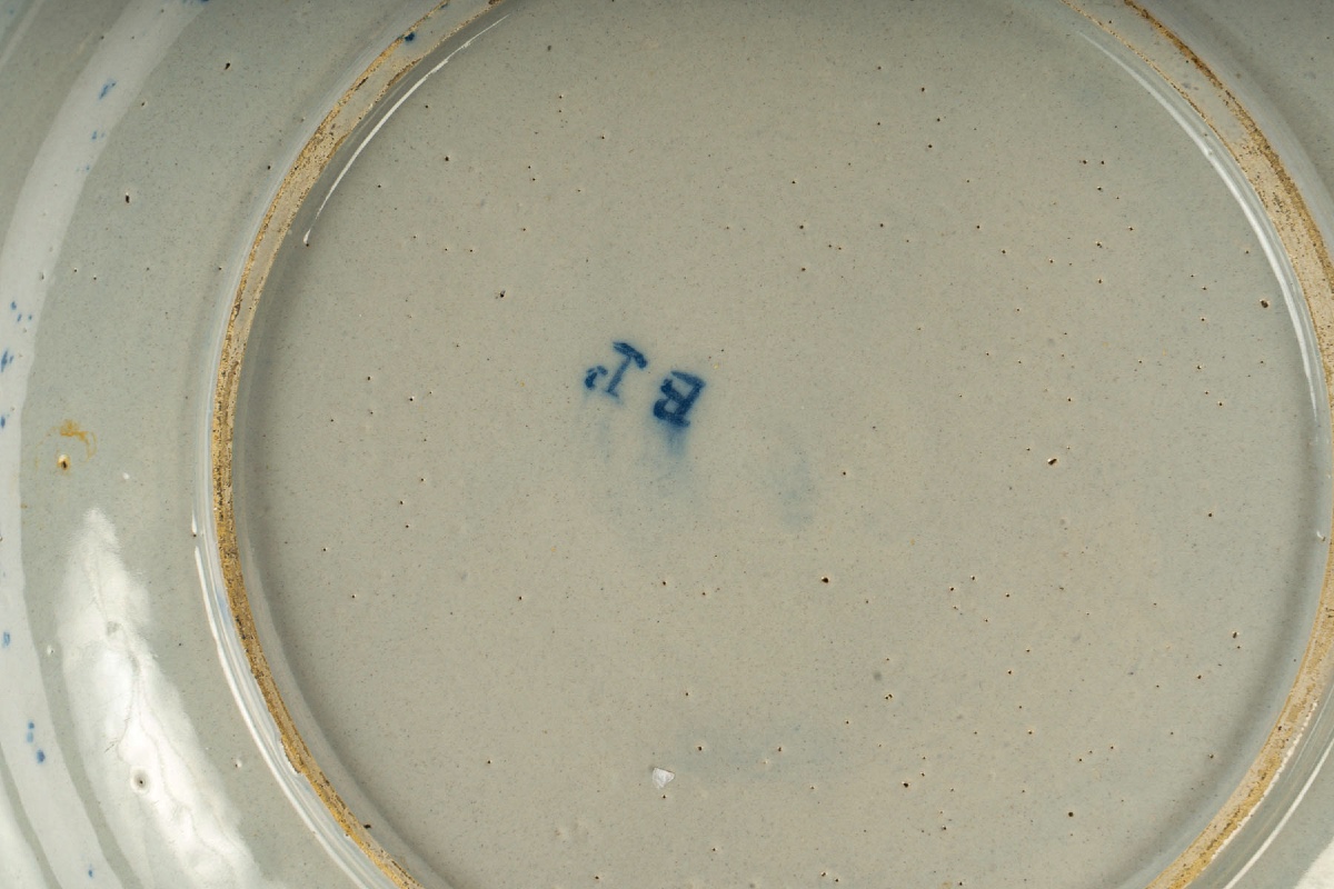 Paire de plats en faïence de Delft à décor floral, Manufacture Pot à Fleurs Dorées vers 1750-photo-5