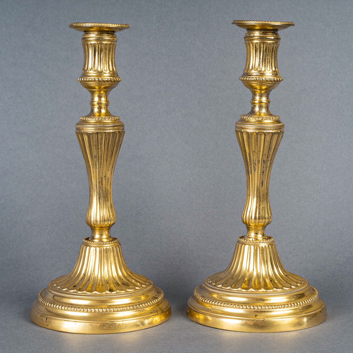Paire de flambeaux en bronze ciselé et doré, montée en lampes, époque Louis XVI vers 1780-photo-3