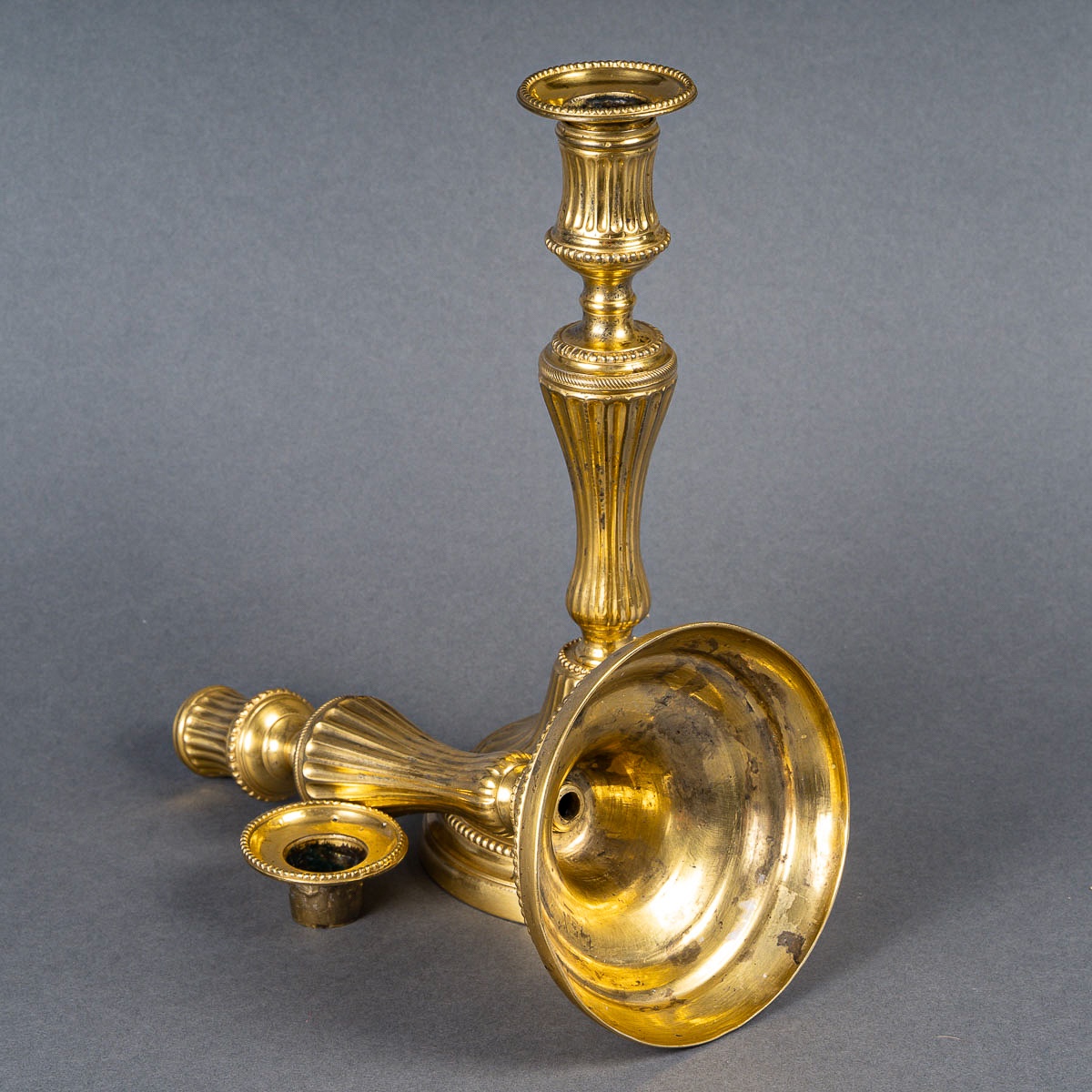 Paire de flambeaux en bronze ciselé et doré, montée en lampes, époque Louis XVI vers 1780-photo-4