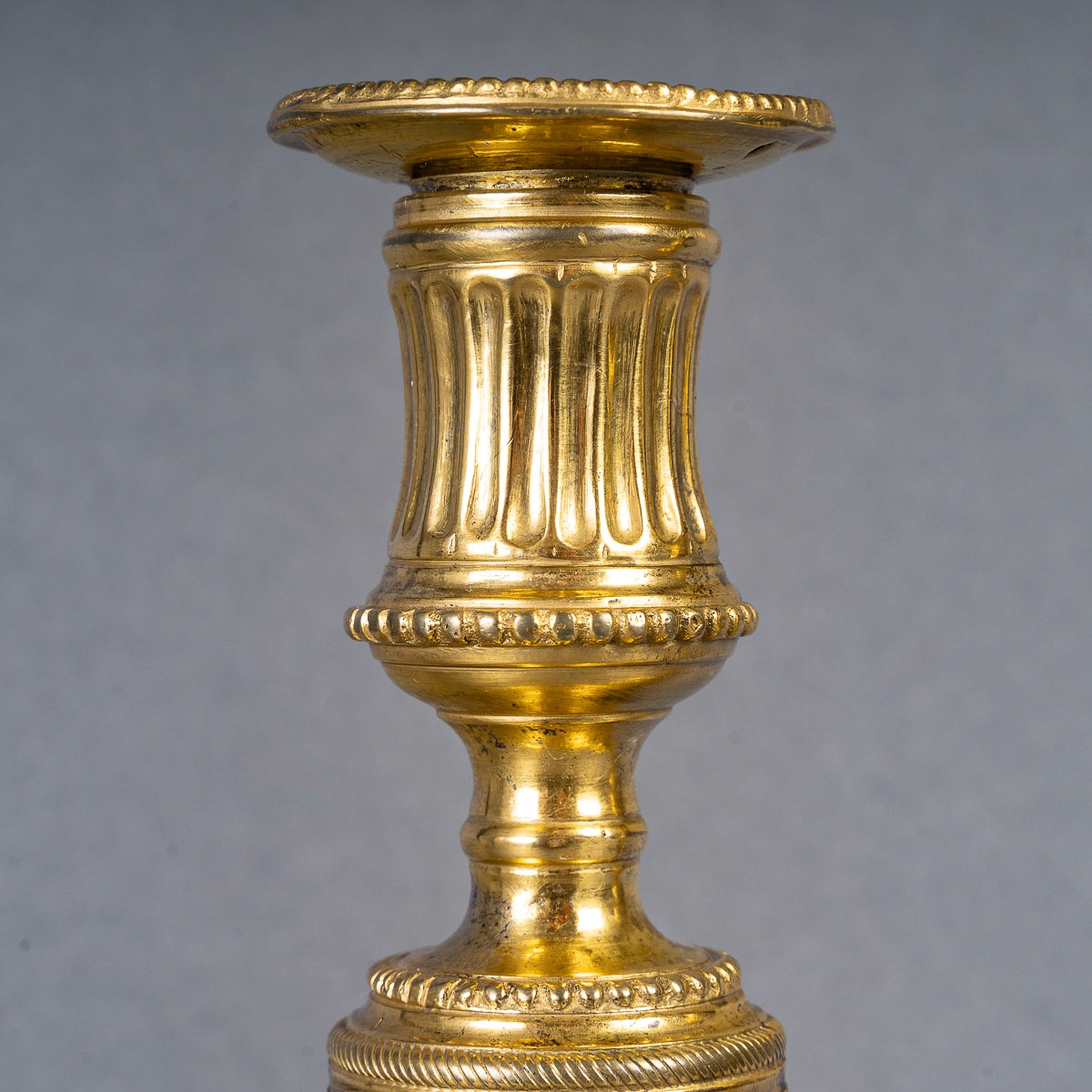 Paire de flambeaux en bronze ciselé et doré, montée en lampes, époque Louis XVI vers 1780-photo-1