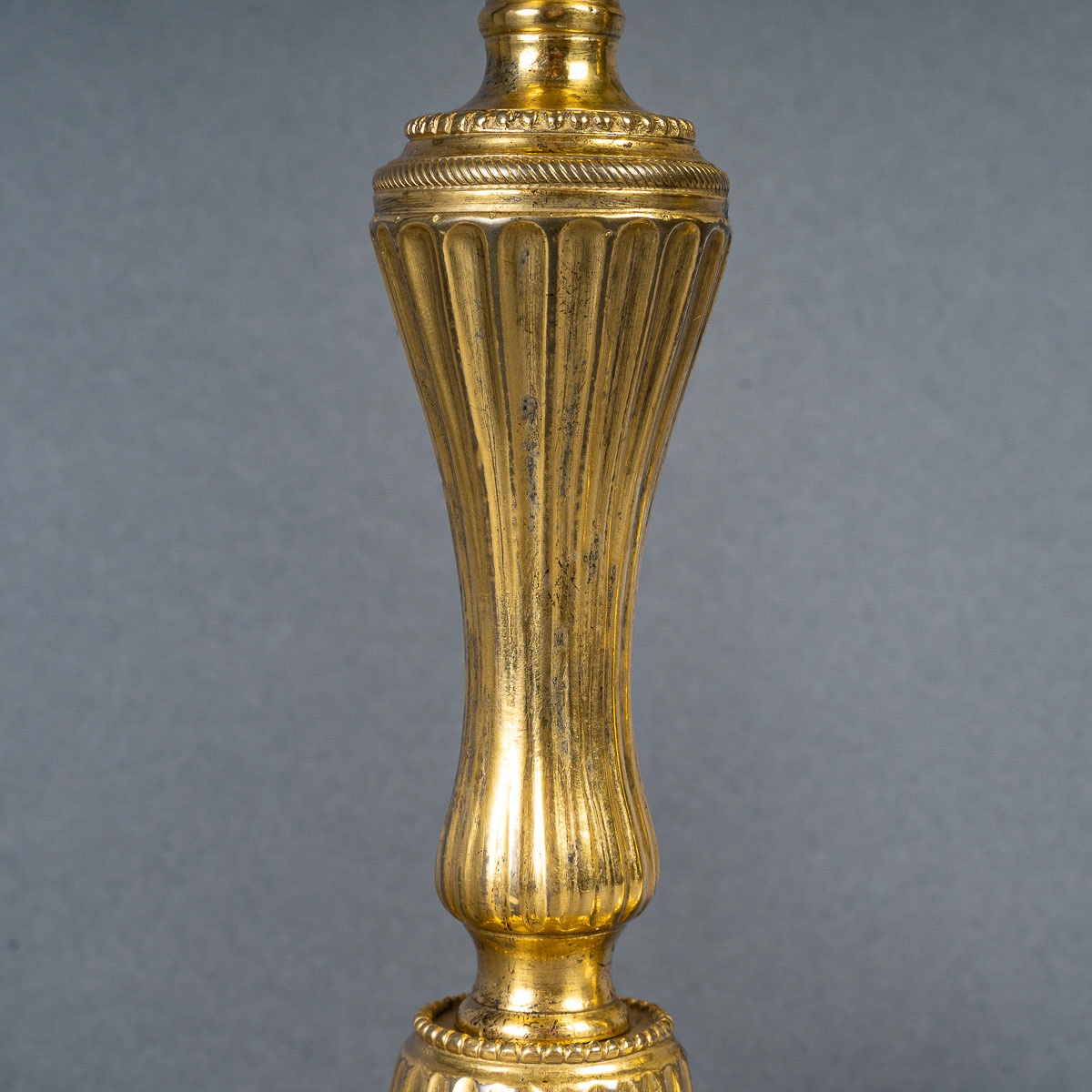 Paire de flambeaux en bronze ciselé et doré, montée en lampes, époque Louis XVI vers 1780-photo-2