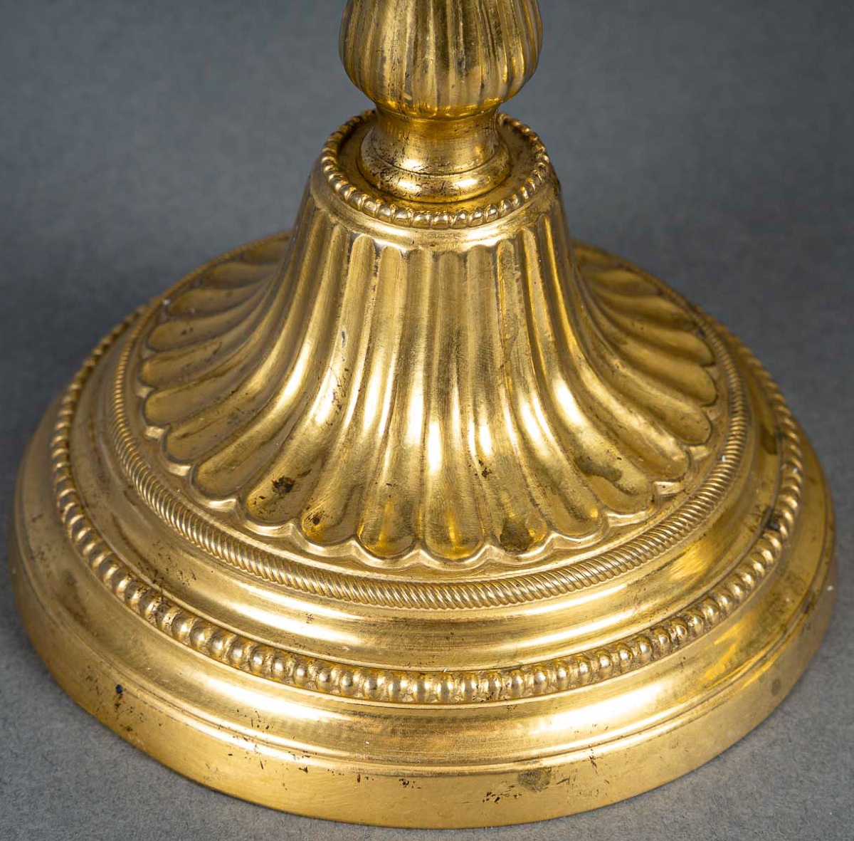Paire de flambeaux en bronze ciselé et doré, montée en lampes, époque Louis XVI vers 1780-photo-3