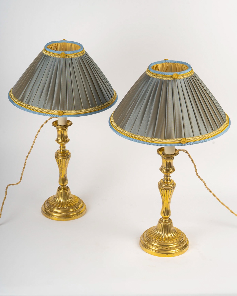 Paire de flambeaux en bronze ciselé et doré, montée en lampes, époque Louis XVI vers 1780-photo-5