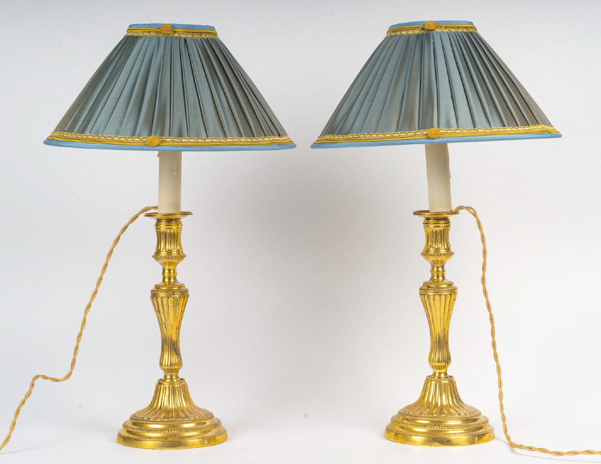 Paire de flambeaux en bronze ciselé et doré, montée en lampes, époque Louis XVI vers 1780