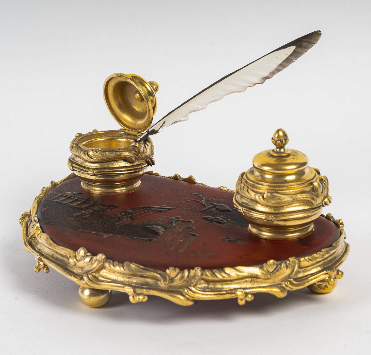 Encrier de bureau à monture en bronze et plaque de Vernis Martin époque époque Napoléon III