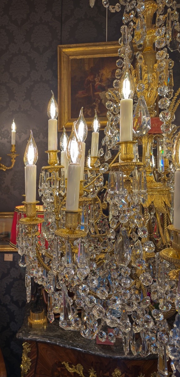 Lustre à vingt-quatre bras de lumière en bronze ciselé doré et décor de cristal signé Baccarat-photo-4