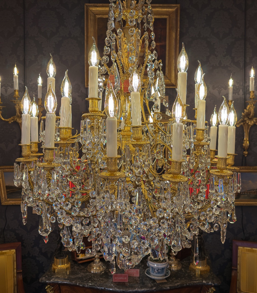 Lustre à vingt-quatre bras de lumière en bronze ciselé doré et décor de cristal signé Baccarat-photo-1