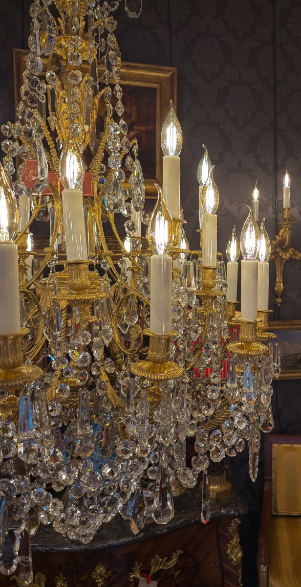 Lustre à vingt-quatre bras de lumière en bronze ciselé doré et décor de cristal signé Baccarat-photo-2