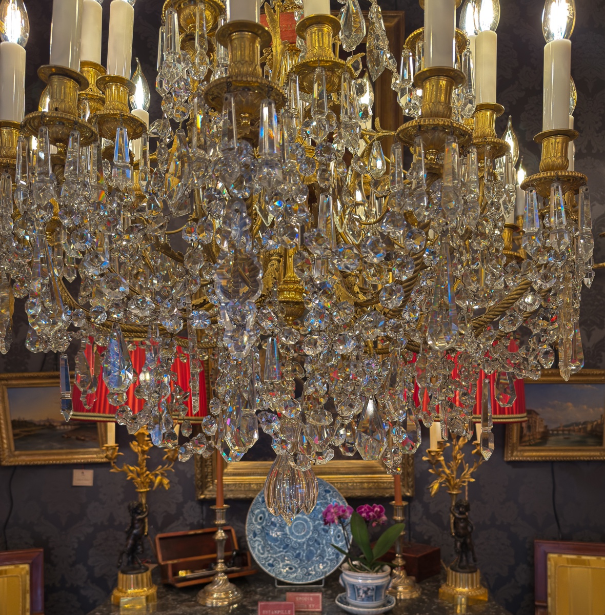 Lustre à vingt-quatre bras de lumière en bronze ciselé doré et décor de cristal signé Baccarat-photo-3