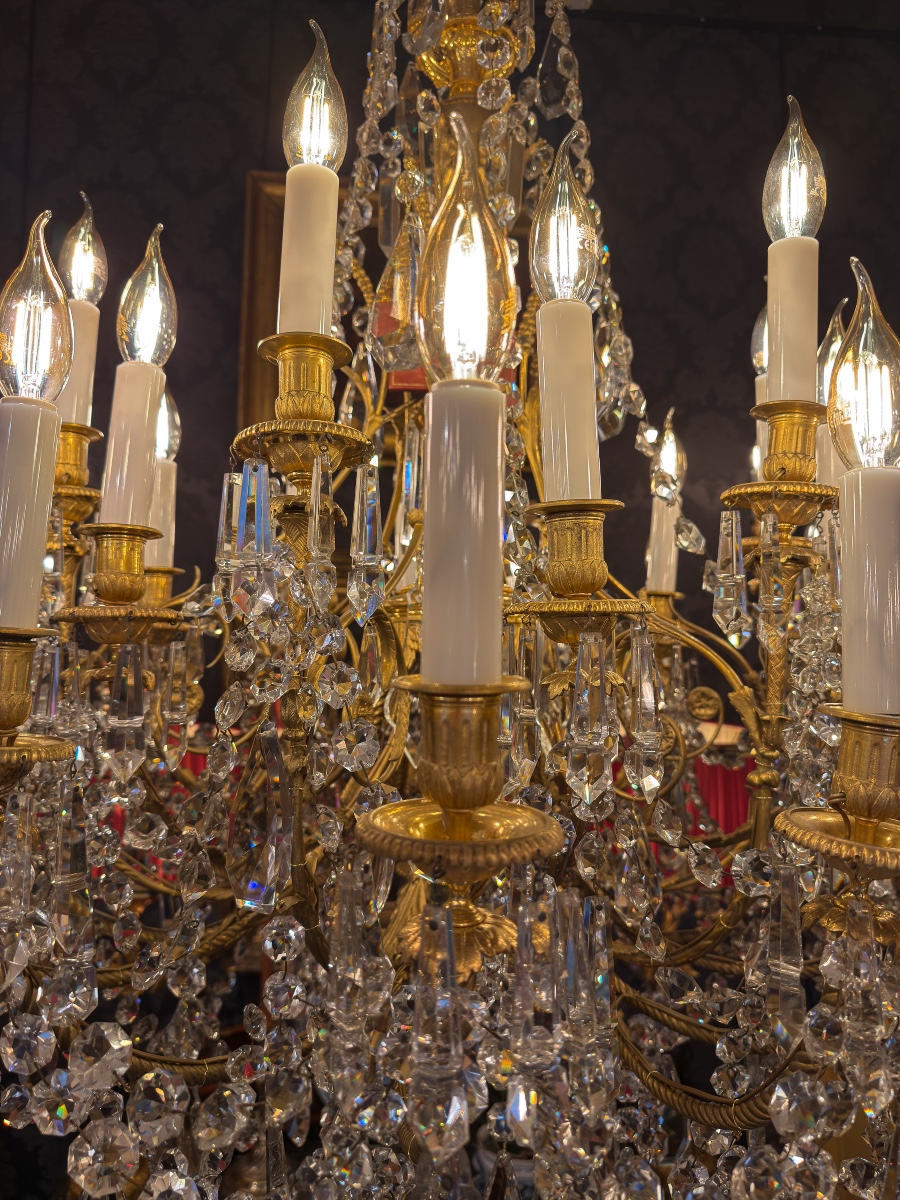 Lustre à vingt-quatre bras de lumière en bronze ciselé doré et décor de cristal signé Baccarat-photo-4