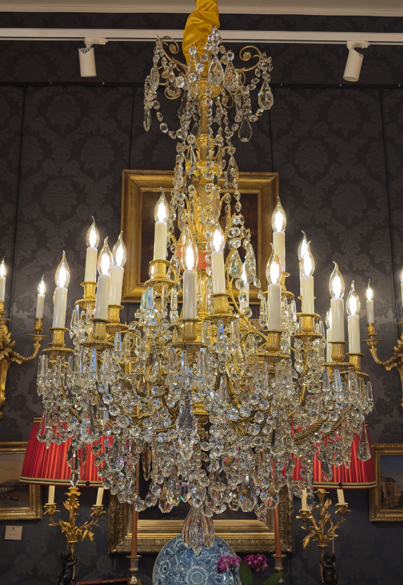 Lustre à vingt-quatre bras de lumière en bronze ciselé doré et décor de cristal signé Baccarat-photo-7