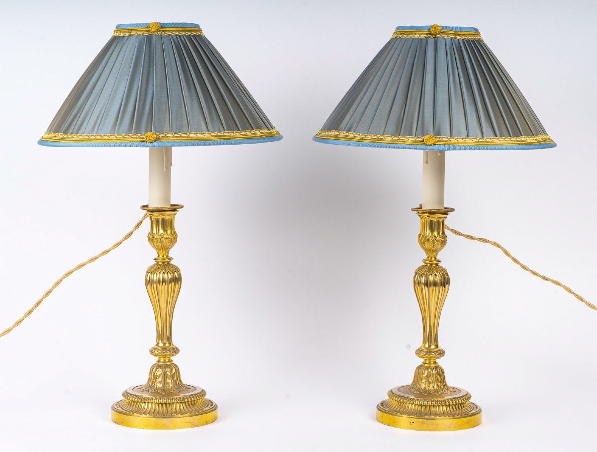 Paire de flambeaux en bronze doré style Louis XVI, montés en lampes, vers 1820-1850