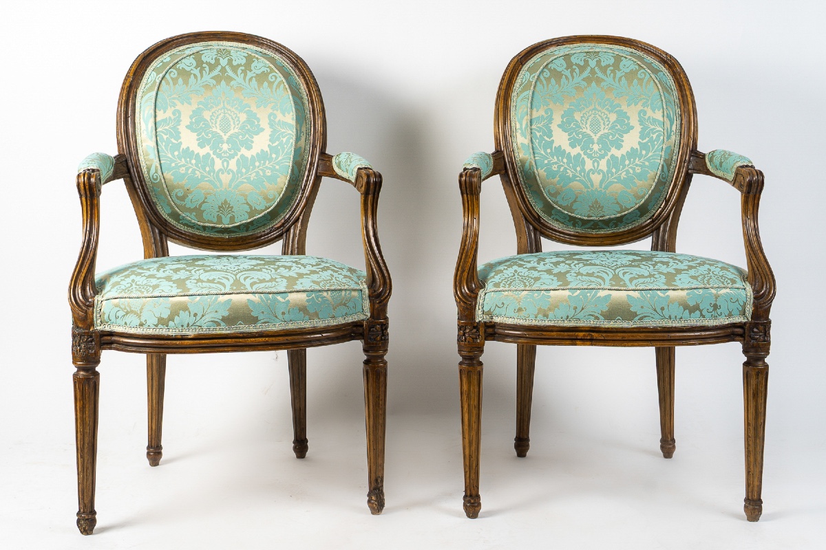 Paire de Fauteuils Louis XVI à Dossiers Médaillons en Bois Naturel Mouluré et Sculpté-photo-2