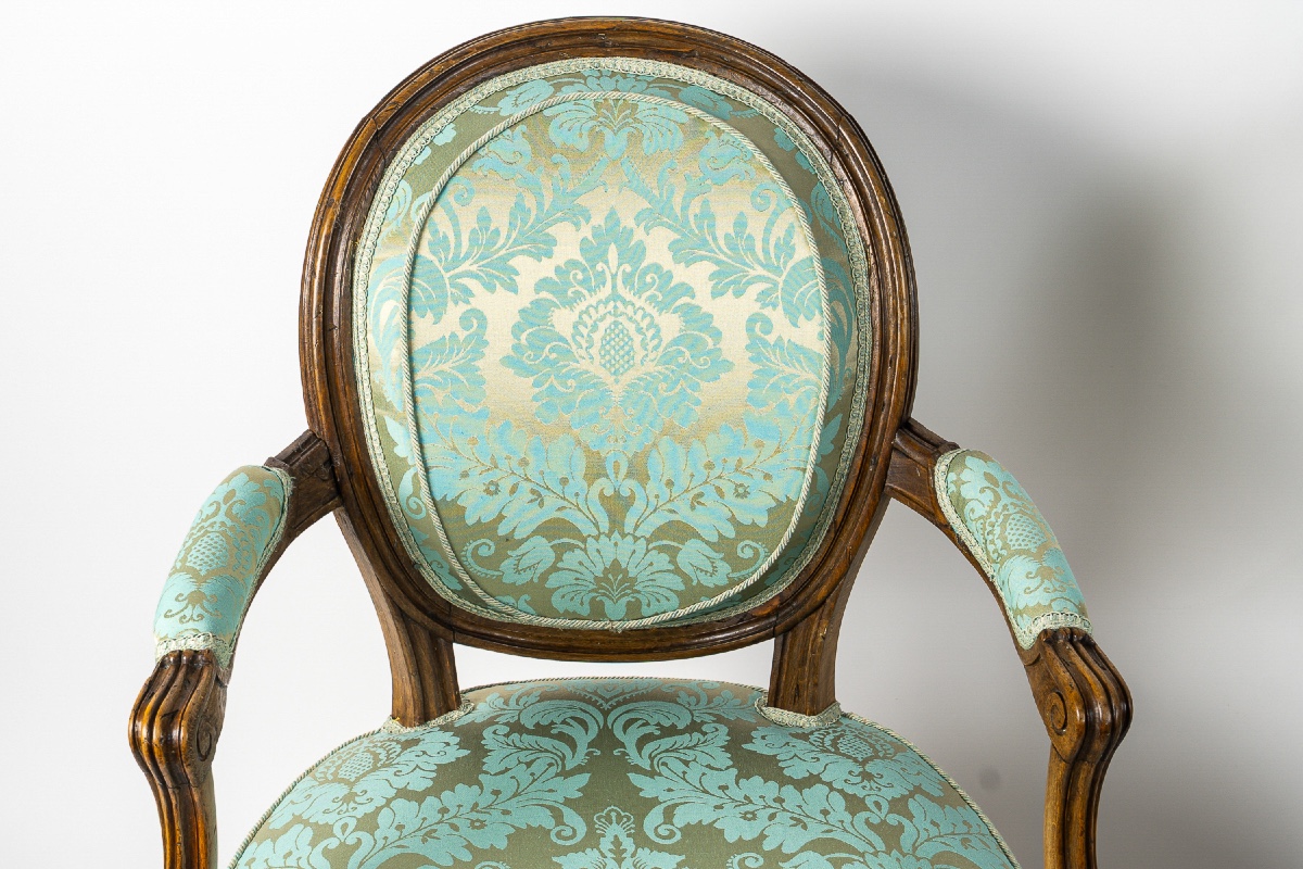 Paire de Fauteuils Louis XVI à Dossiers Médaillons en Bois Naturel Mouluré et Sculpté-photo-1