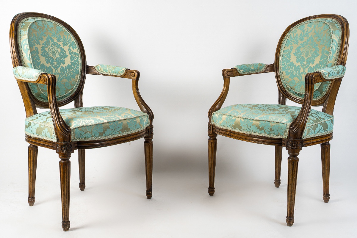 Paire de Fauteuils Louis XVI à Dossiers Médaillons en Bois Naturel Mouluré et Sculpté