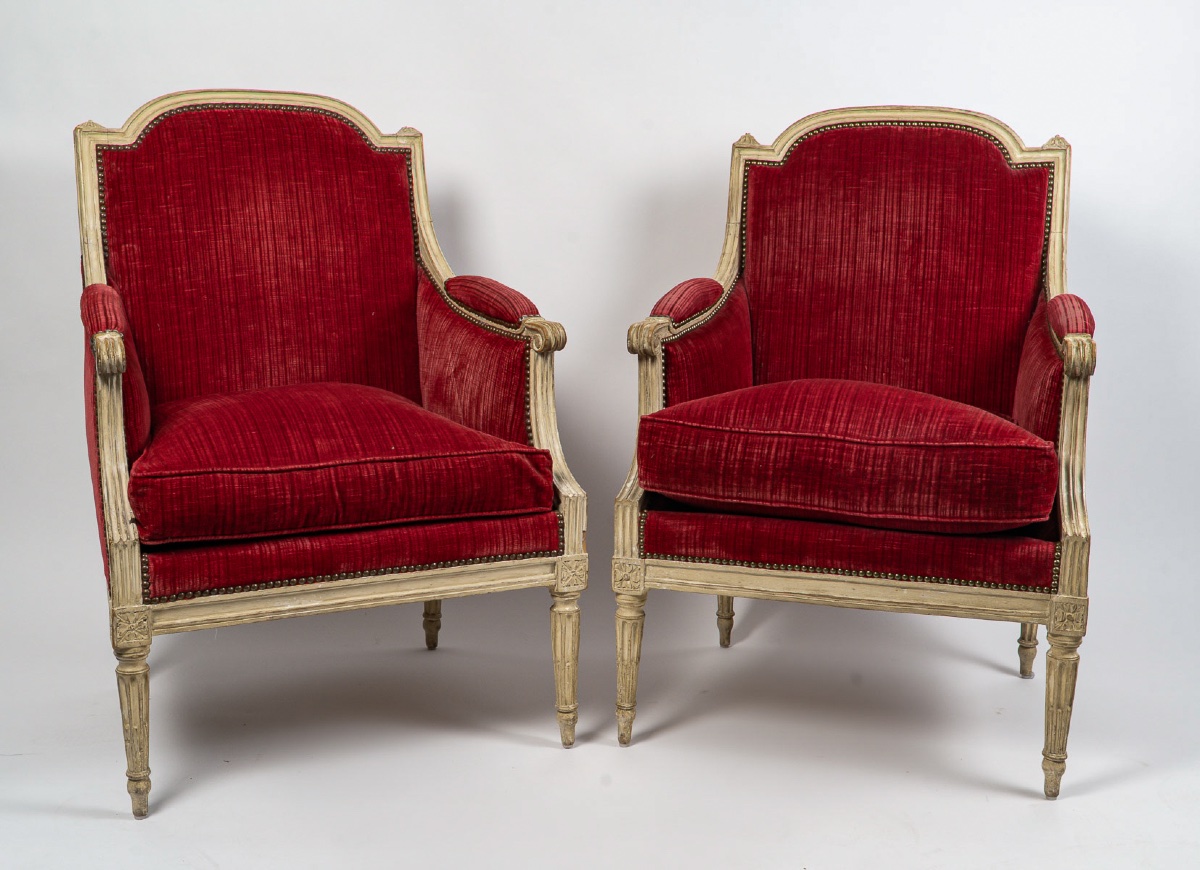 Paire de bergères Louis XVI en bois sculpté et laqué, velours rouge, c. 1780-photo-2