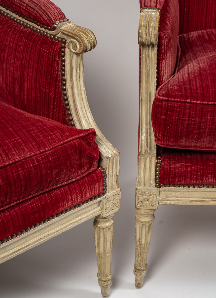 Paire de bergères Louis XVI en bois sculpté et laqué, velours rouge, c. 1780-photo-3