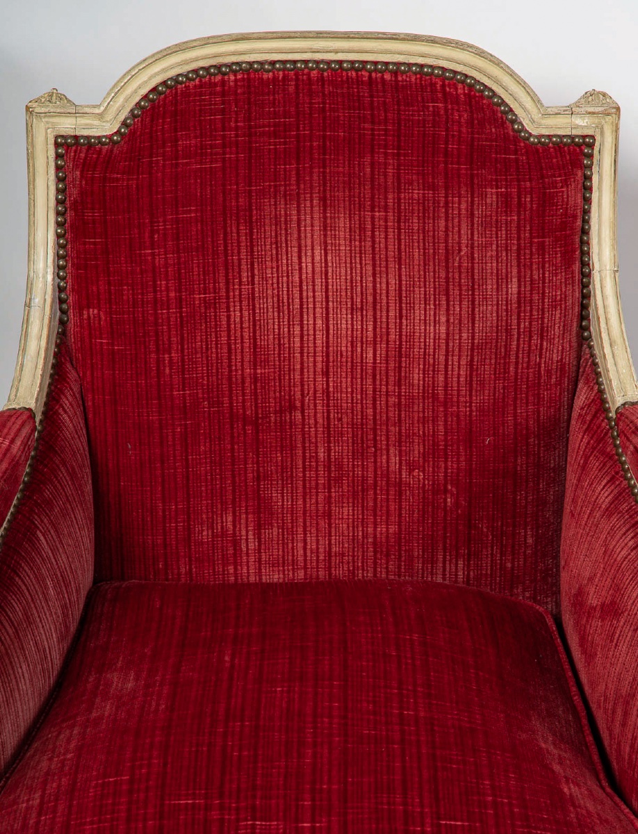 Paire de bergères Louis XVI en bois sculpté et laqué, velours rouge, c. 1780-photo-4